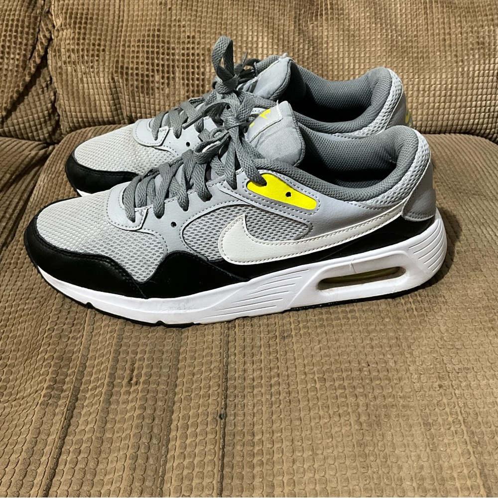 NIKE AIR MENS SIZE 11 GRAY.